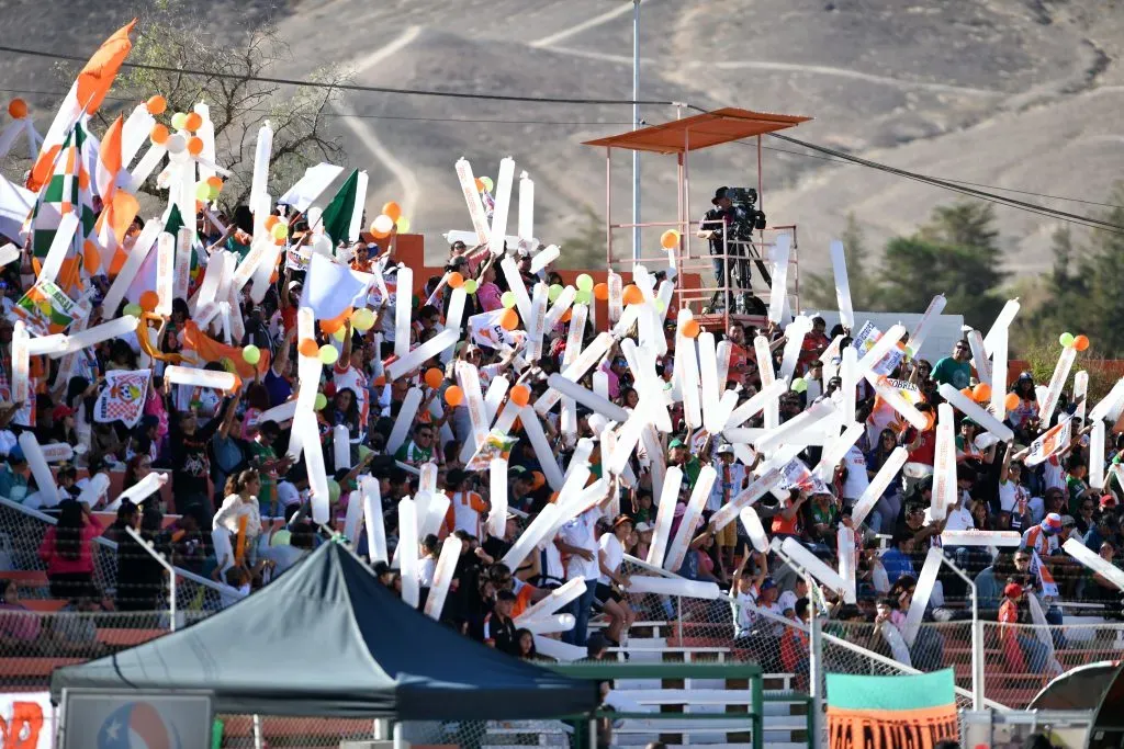 El ambiente del estadio El Cobre en El Salvador. (Alejandro Pizarro Ubilla/Photosport).