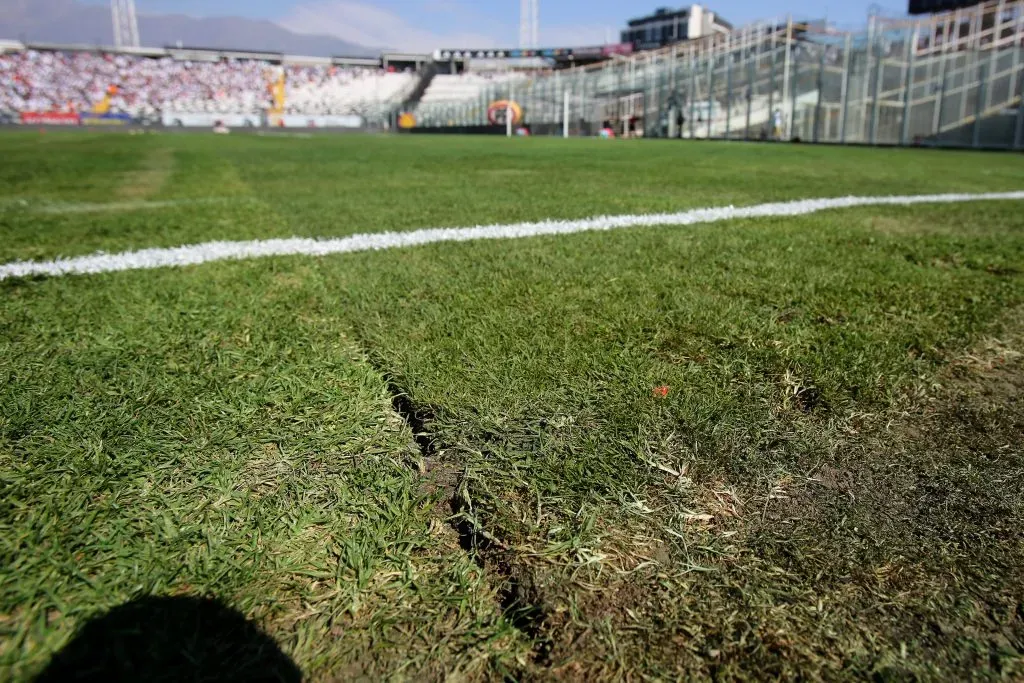 Parches, pasto suelo e irregularidades: la cancha de Colo Colo en el duelo contra Unión Española.