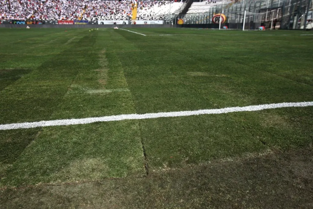 Colo Colo perdió como local ante Unión Española y se despidió del título con la cancha del Monumental en malas condiciones.