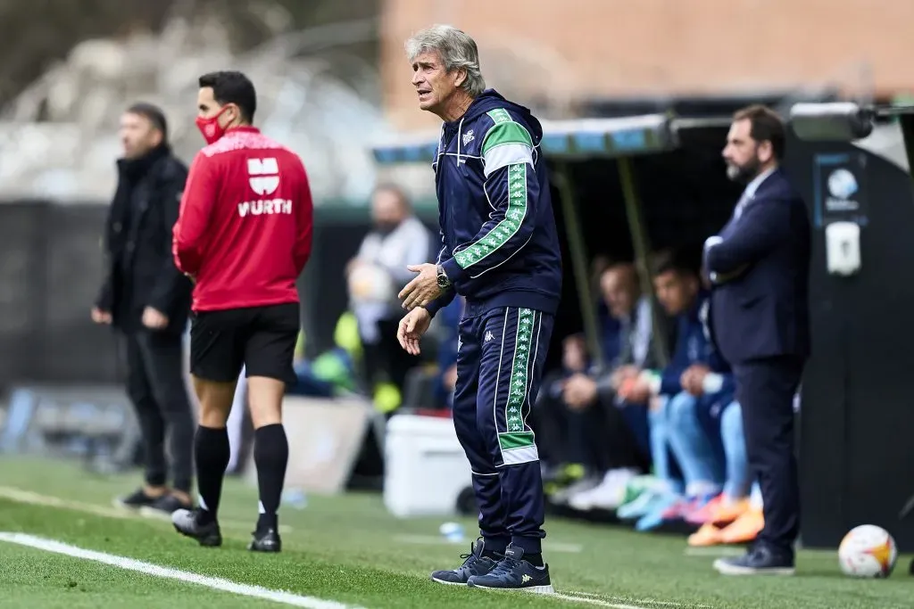 En España destacan el chándal, una prenda de vestir deportiva de dos piezas compuesta por un buzo y una chaqueta, del chileno Manuel Pellegrini. | Foto: Getty