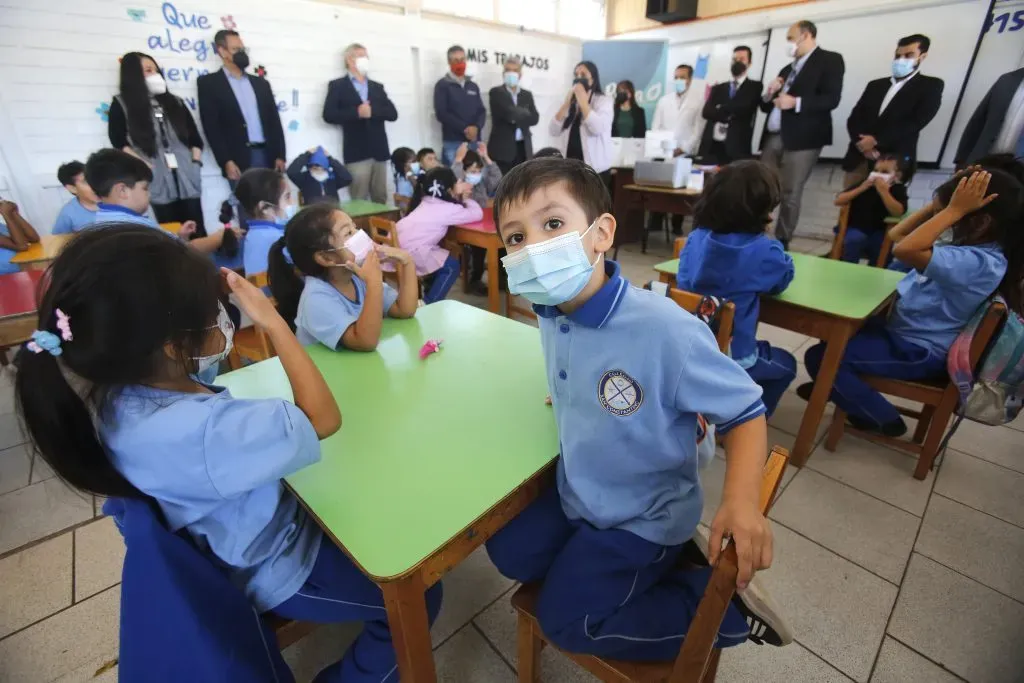 Este año miles de niños tuvieron que volver a las mascarillas en clases. Foto: Jonnathan Oyarzun/Aton Chile