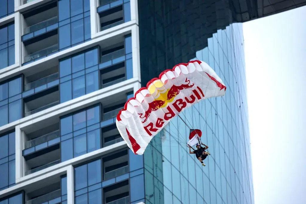 Brian Grubb bajando mediante su paracaídas. Foto: Naim Chidiac / Red Bull Content Pool.