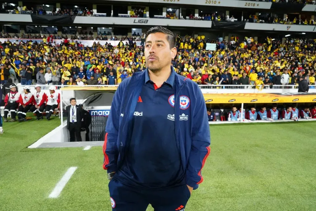 Nicolás Córdova en el partido que dirigió ante Ecuador como DT interino de la Roja. (API/Photosport).