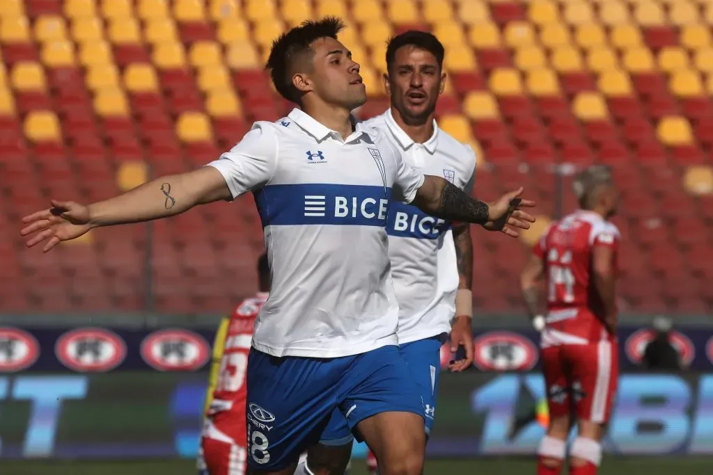 Alexander Aravena celebra su gol y detrás suyo, Fernando Zampedri se suma a la celebración. (Jonnathan Oyarzun/Photosport).