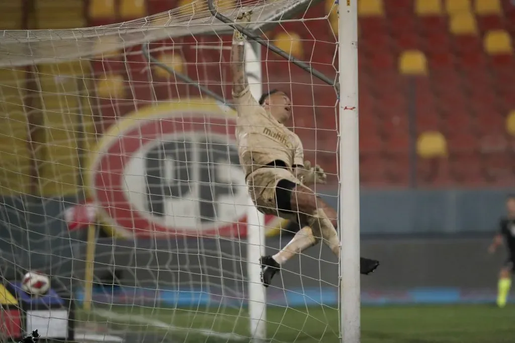 Fabián Cerda sufre un gol ante la U en el Santa Laura (Photosport)