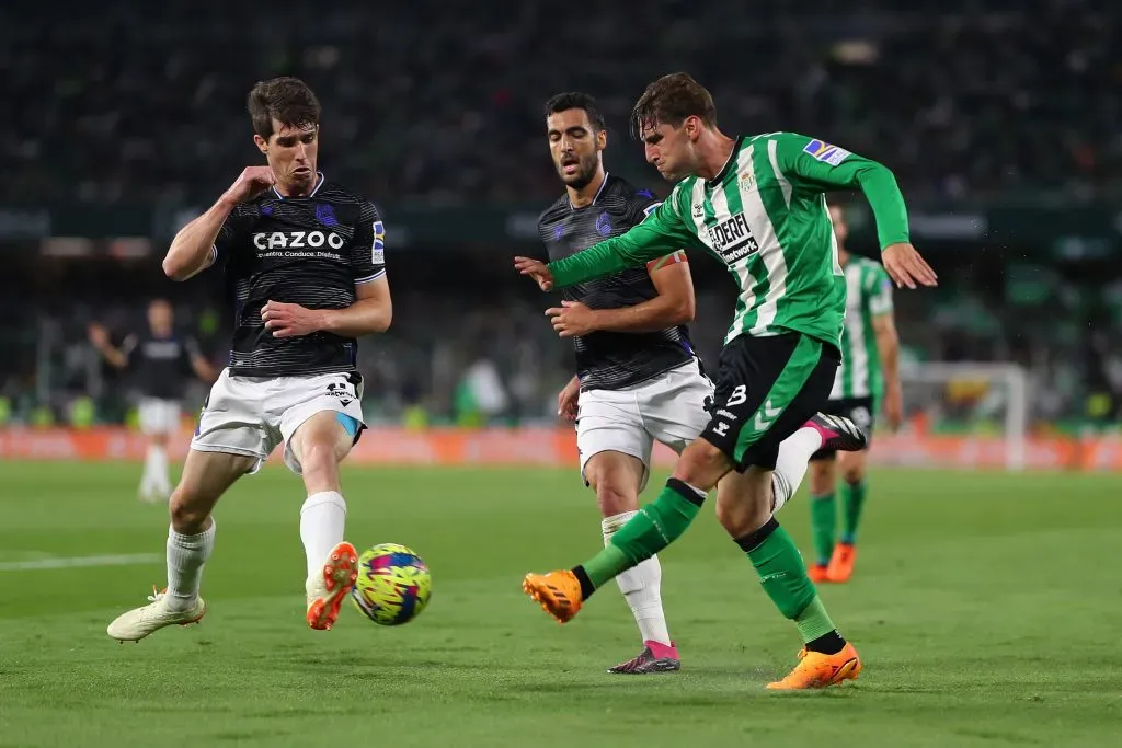 Juan Miranda en acción por el Betis: su destino está en el AC Milan de Italia. (Fran Santiago/Getty Images).