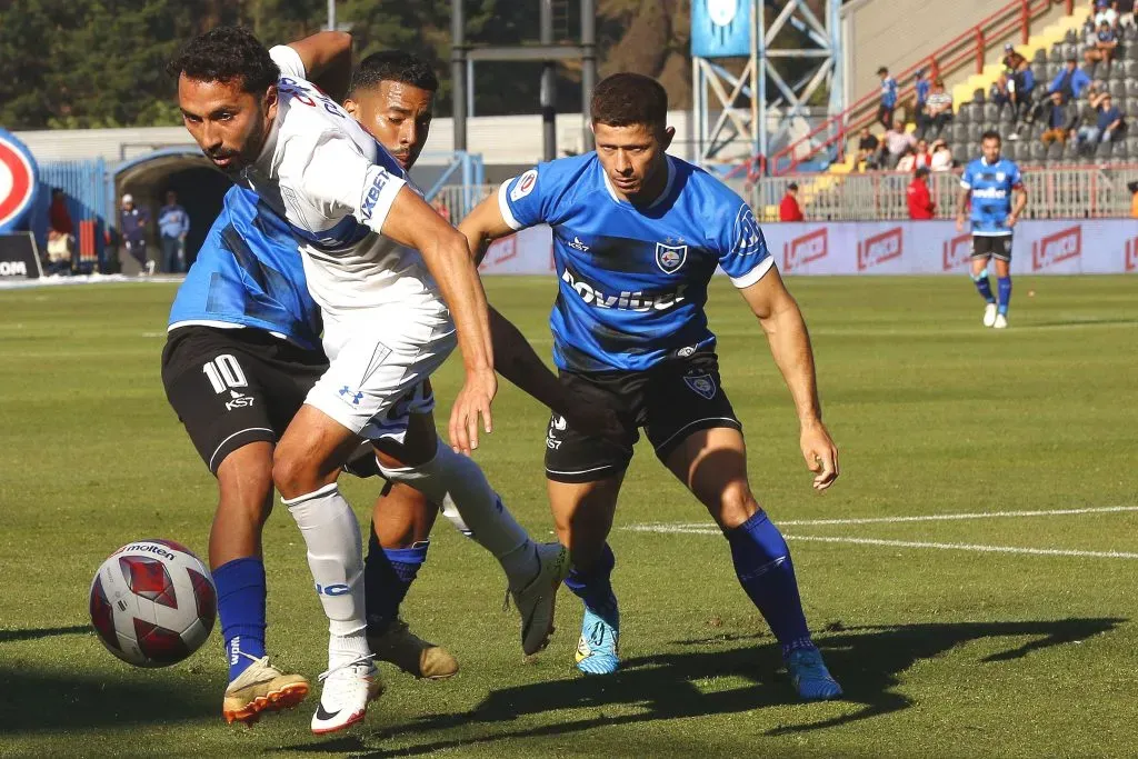 Cristián Cuevas intenta evadir la marca de Brayan Palmezano y de Cris Martínez, dos compañeros que tuvo en Huachipato. (Marco Vasquez/Photosport).