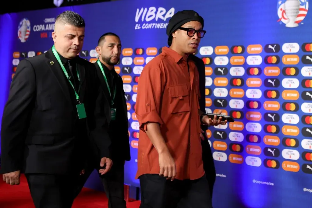 ¿Alguien quiere hablar de la tremenda facha de Ronaldinho para la ceremonia de sorteo de la Copa América 2024?  | Getty Images