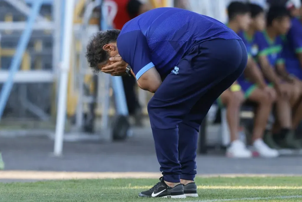 Mario Salas se mostró triste, pero levantó al plantel de Magallanes a punta de reflexiones. Foto: Photosport.