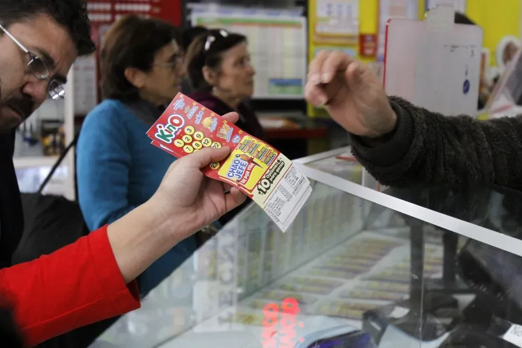 Puedes adquirir un cartón del Kino en tu agencia más cercana o de forma online en el sitio Lotería.cl. (Foto: Christian Iglesias-Aton)