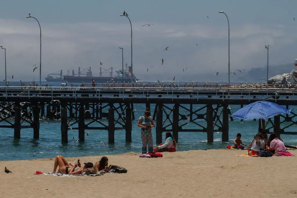 Valparaiso, 9 de Diciembre de 2022
Personas disfrutan día de playa en Valparaiso.
Cristobal Basaure/Aton Chile