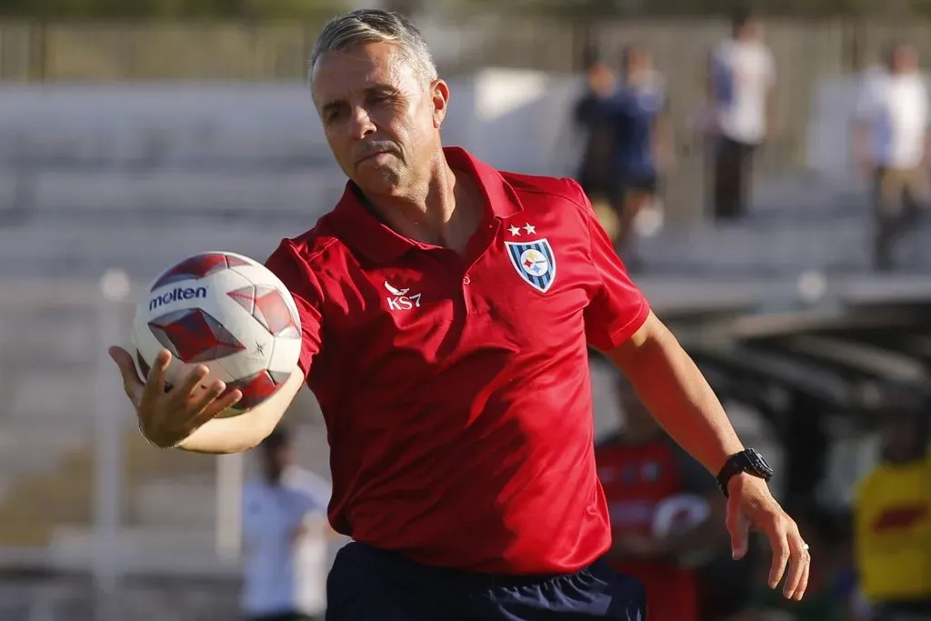 El entrenador de Huachipato dio que hablar en todo el torneo. Foto: Marcelo Hernandez/Photosport