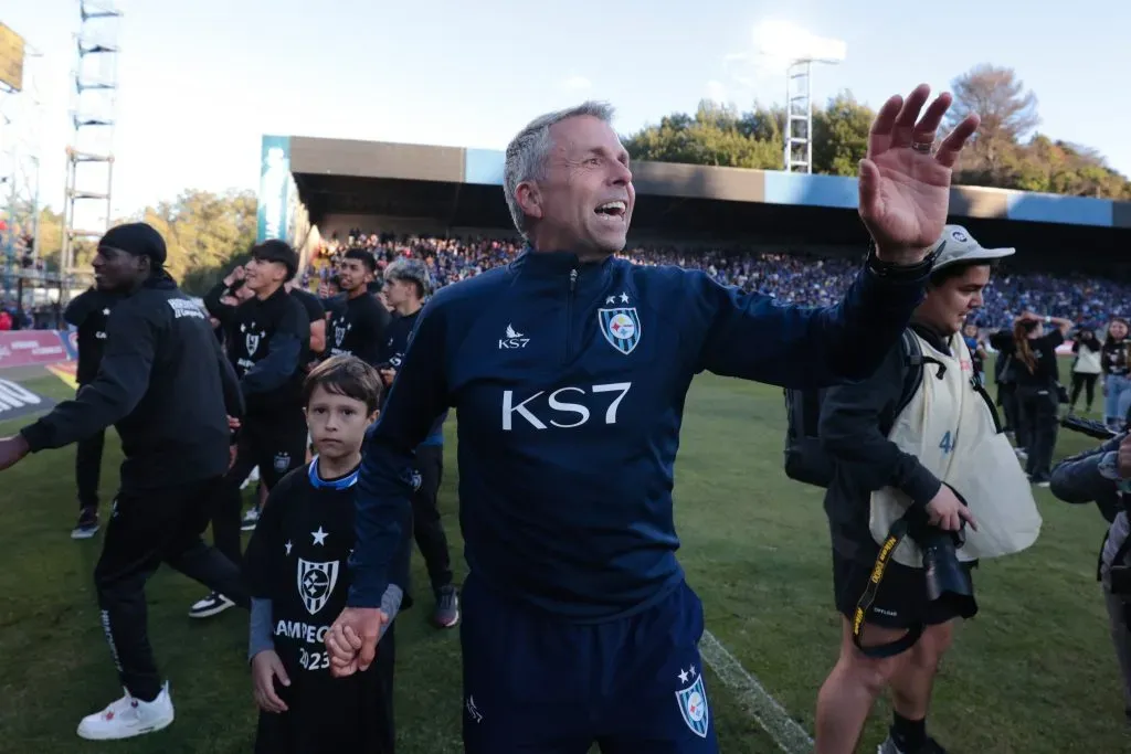 El entrenador celebró el título junto a Huachipato en el Campeonato Nacional. Foto: Javier Vergara/Photosport