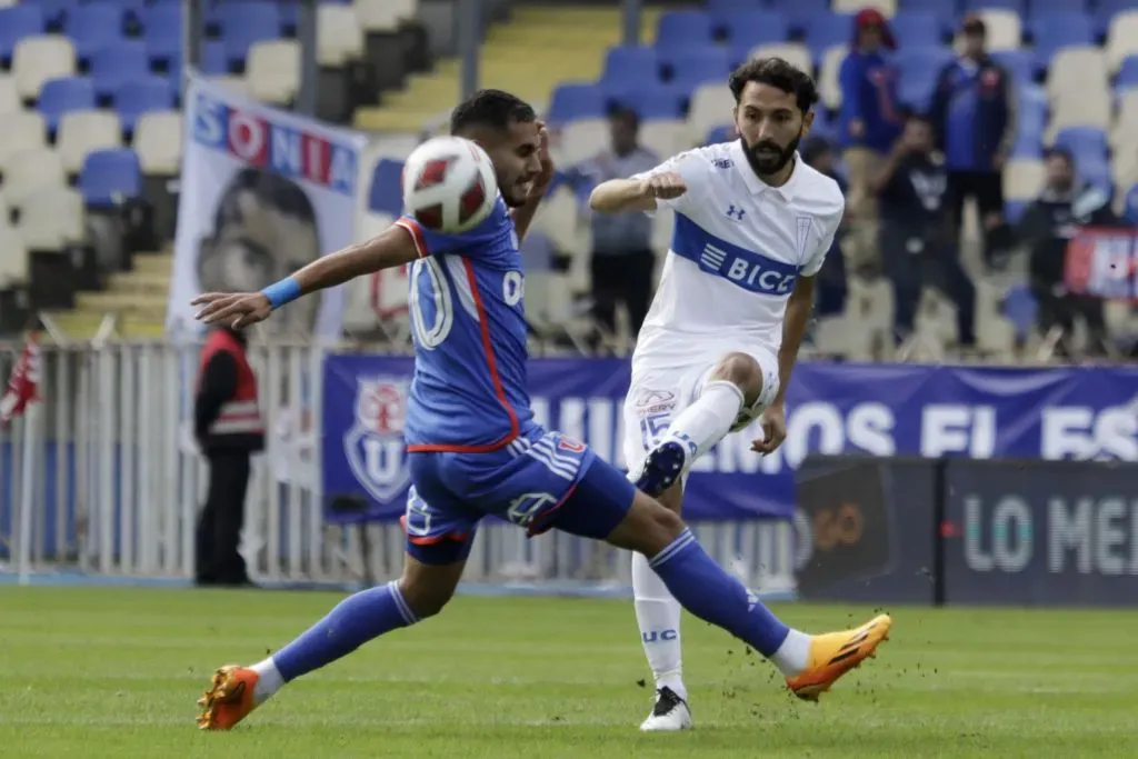 Cristián Cuevas seguirá siendo jugador de la UC en 2024. Foto: Photosport.