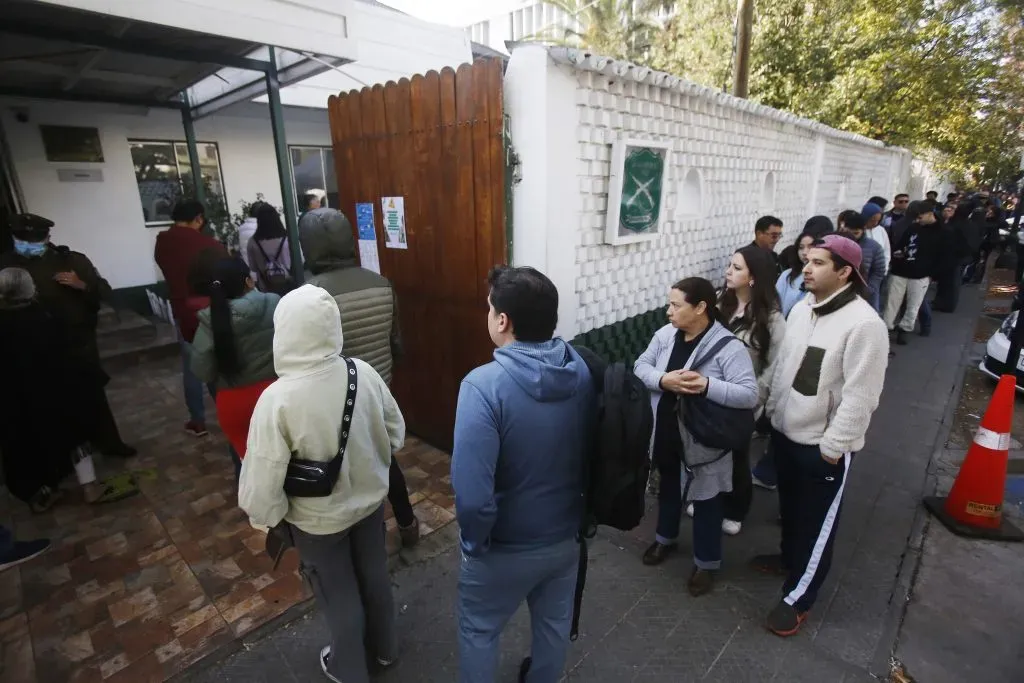 Personas esperando para excusarse en una comisaria