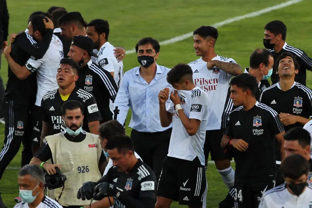 Quinteros y el festejo de Colo Colo tras ganar la promoción a Universidad de Concepción.