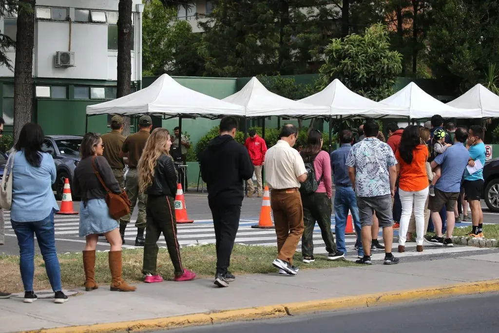 Personas haciendo fila este domingo 17 de diciembre para excusarse en unidad policial de Carabineros