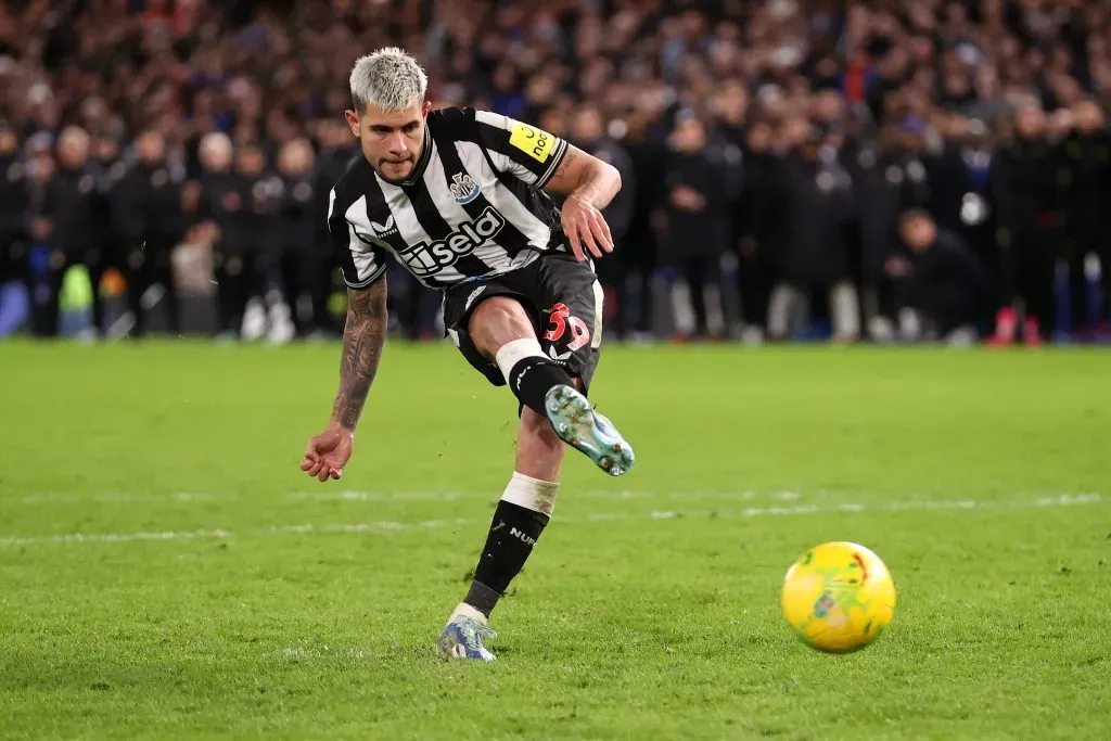 El penal de Bruno Guimaraes que estiró la agonía del Newcastle en la Carabao Cup. (Julian Finney/Getty Images).