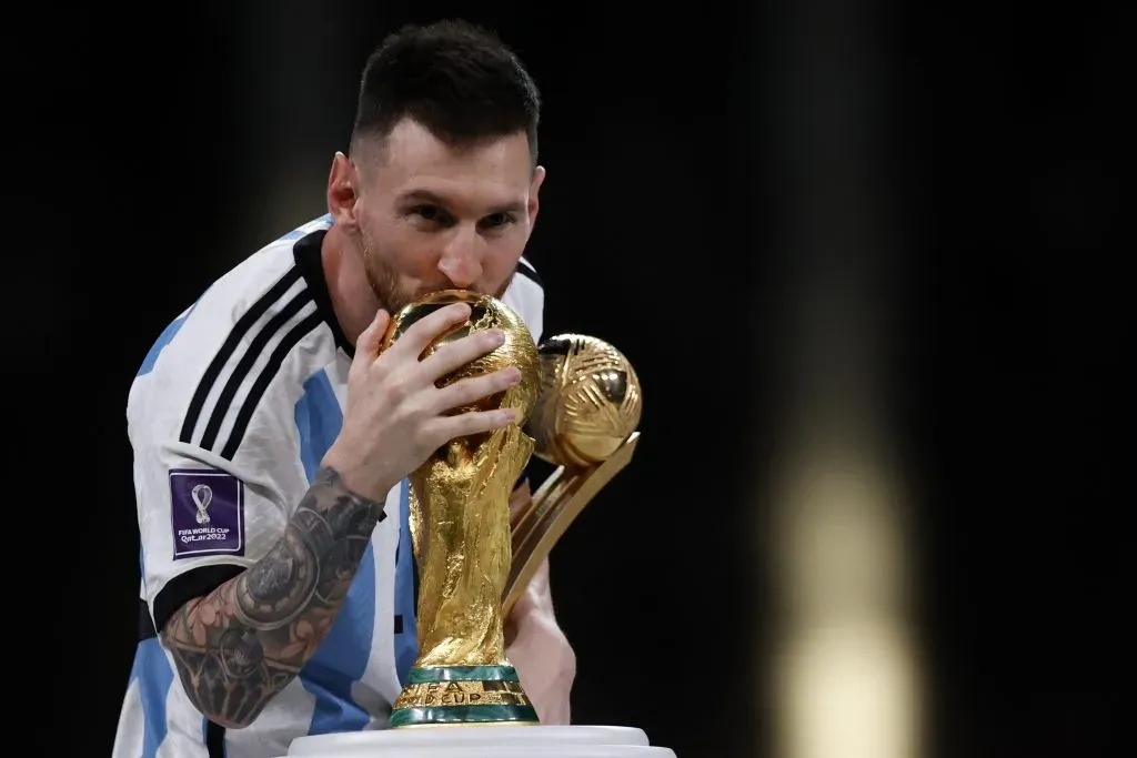 Lionel Messi celebra con los dos trofeos que ganó en el Mundial de Qatar 2022. (Andrés Piña/Mexsport/Photosport).