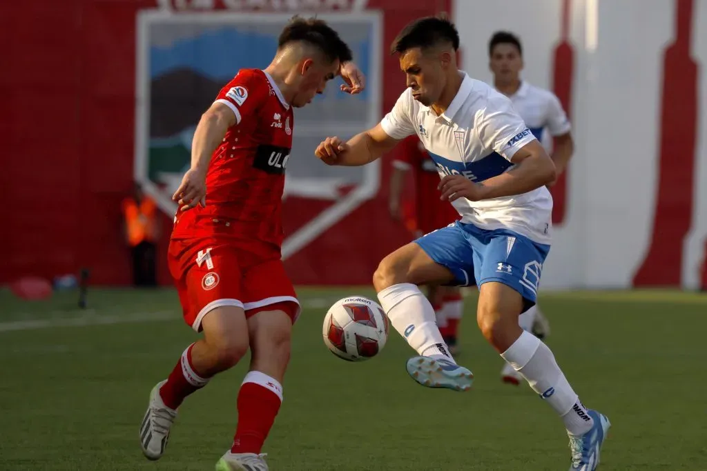 El jugador de Universidad Católica es seguido por Huracán. Foto: Andres Pina/Photosport