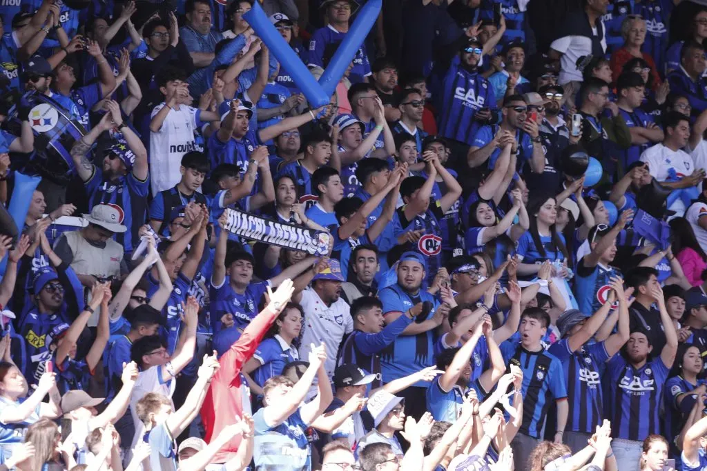 Los hinchas en los estadios en el fútbol chileno aumentaron en el 2023 respecto al 2022. | Foto: Photosport.