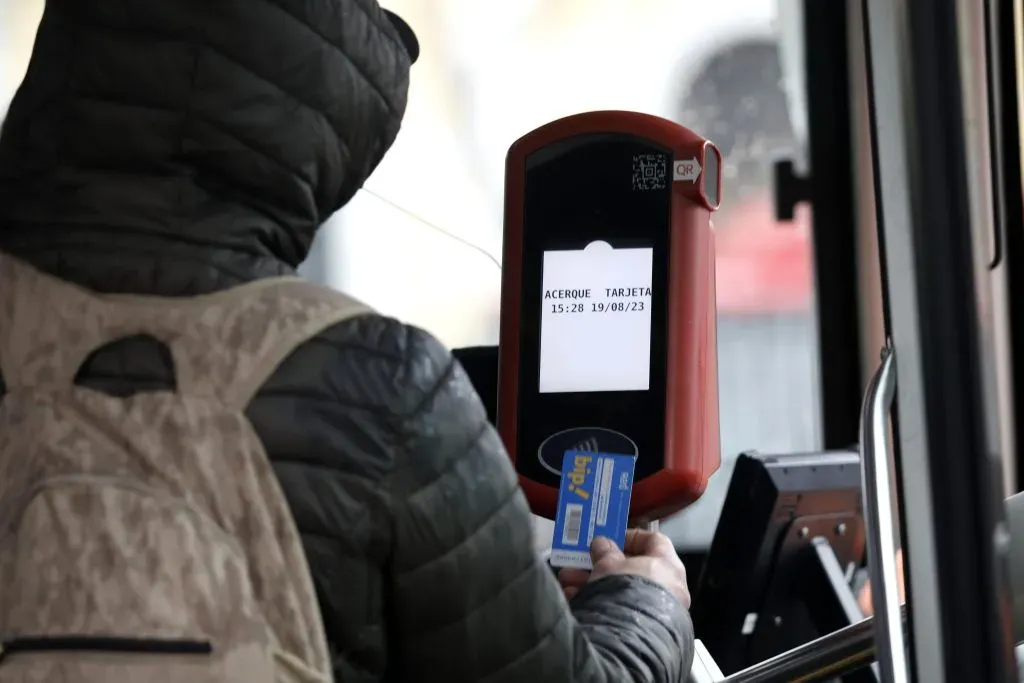 En un futuro las micros serán parte del pago con tarjetas bancarias. Imagen: Javier Salvo/Aton Chile