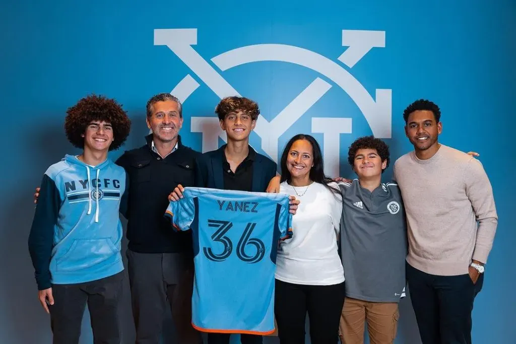 Zidane Yáñez posó con su familia tras obtener su primera chamba | Instagram