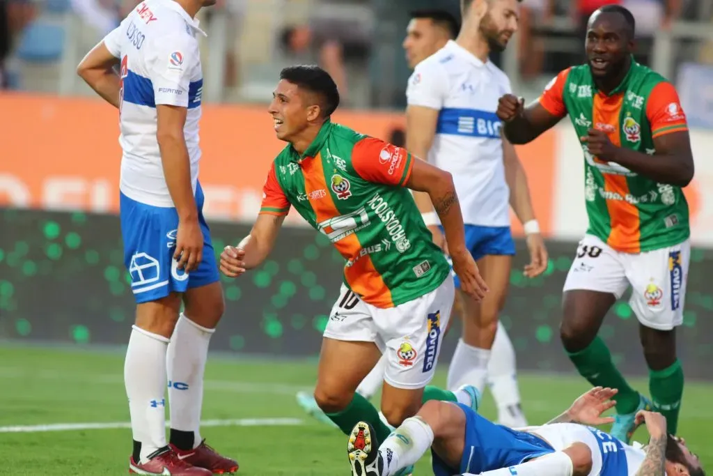 Maxi Rueda celebra el único gol que anotó en Cobresal: el 3-3 definitivo entre los Mineros y la Universiad Católica en la 4° fecha del Campeonato Nacional 2023.  (Jorge Loyola/Photosport).