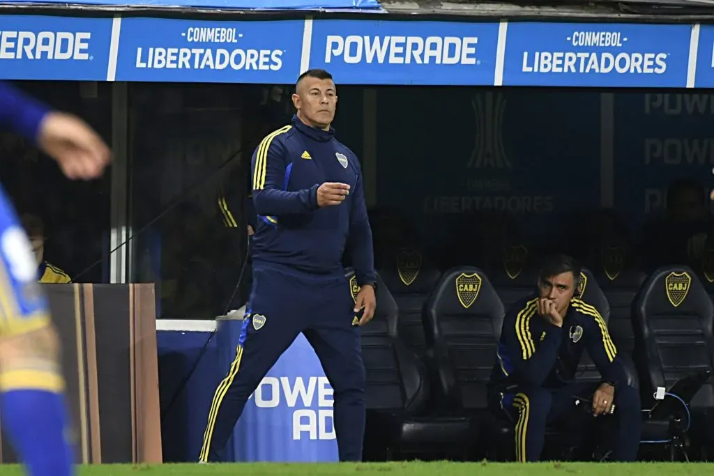 Almirón dirigiendo a Boca ante Colo Colo en la Bombonera (Photosport)