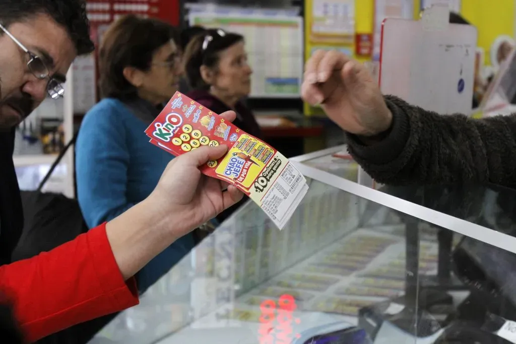 Puedes jugar al sorteo 2854 de Lotería adquiriendo un cartón en tu agencia más cercana o de forma online en el sitio Lotería.cl. (Foto: Christian Iglesias-Aton Chile)