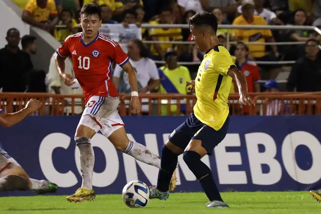 Ignacio Vásquez hará la pretemporada con el plantel estelar de la U. Ahí en acción con la “10” de la Roja Sub 17 en el Sudamericano. (Cesar Munoz/Photosport)