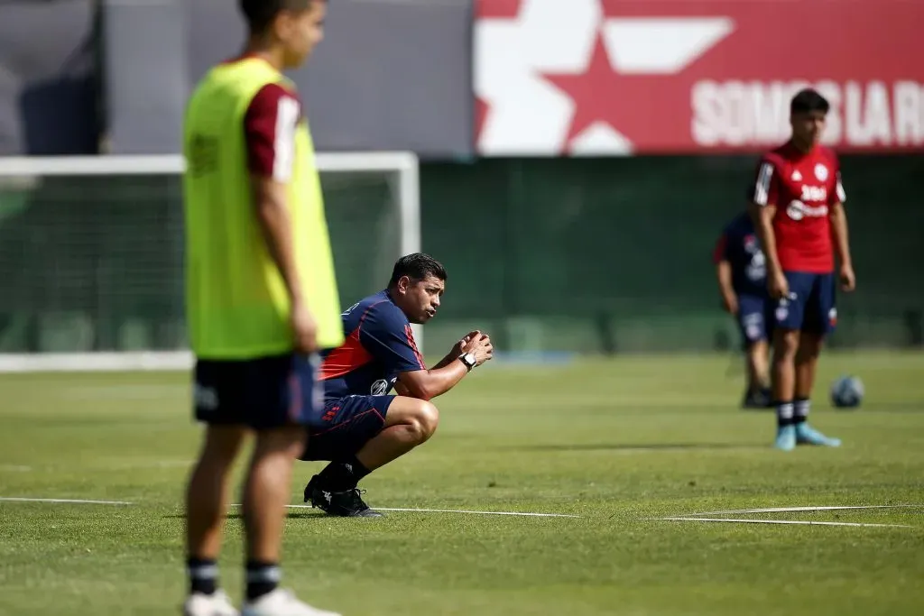 Nicolás Córdova dirige los entrenamientos de la Roja Sub 23 pensando en el Preolímpico Sub 23 de Venezuela. | Foto: Carlos Vera – La Roja / FFCH