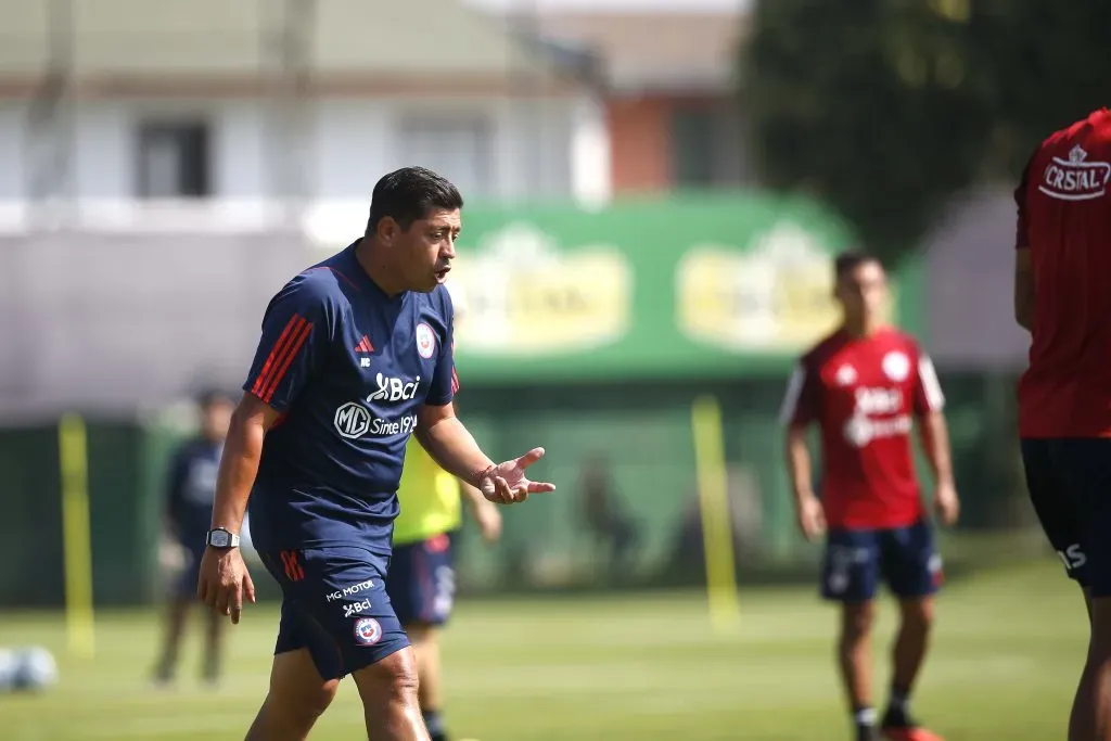 Nicolás Córdova dirige a máxima intensidad a sus pupilos. | Foto: Carlos Vera – La Roja / FFCH