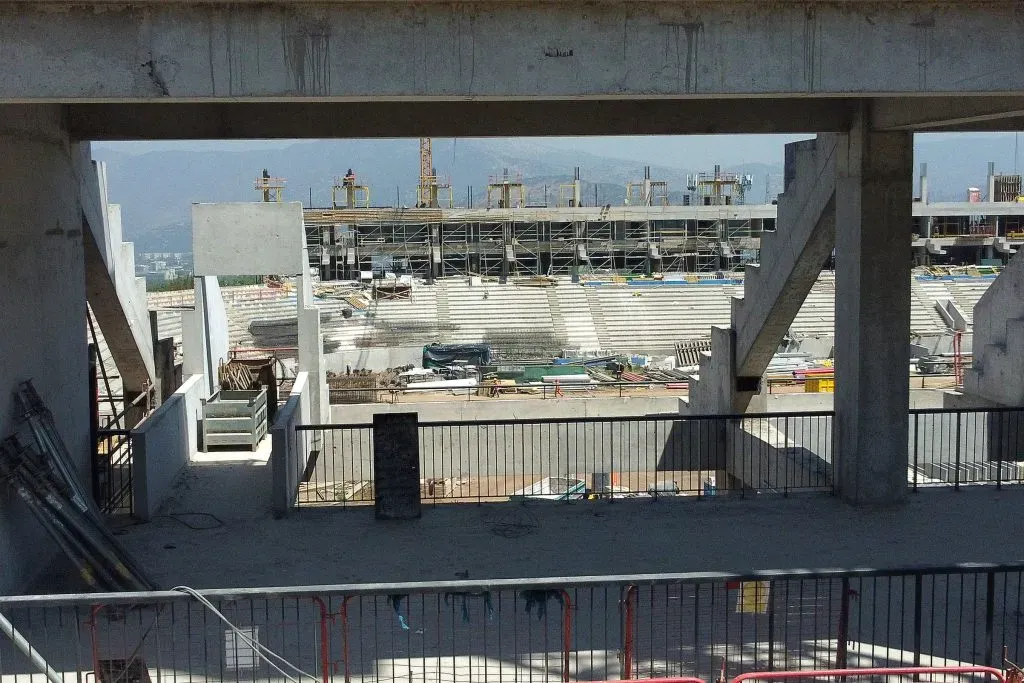 Las obras del nuevo San Carlos de Apoquindo, en la comuna de Las Condes. Javier Salvo/Photosport