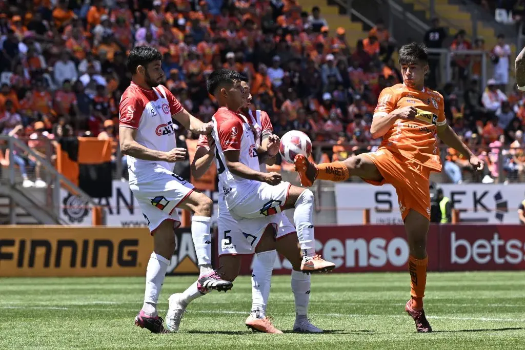 Basián Tapia defiende la camiseta de Cobreloa. | Foto: Pedro Tapia / Photosport