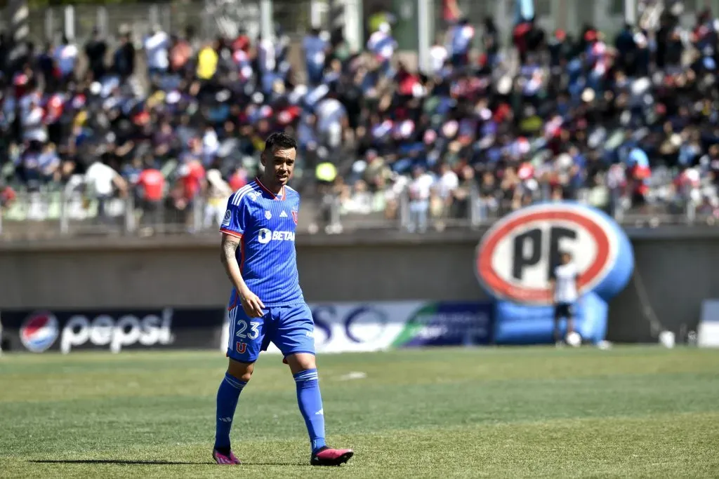 Domínguez portó la jineta de la U en varios partidos del 2023. | Foto: Photosport
