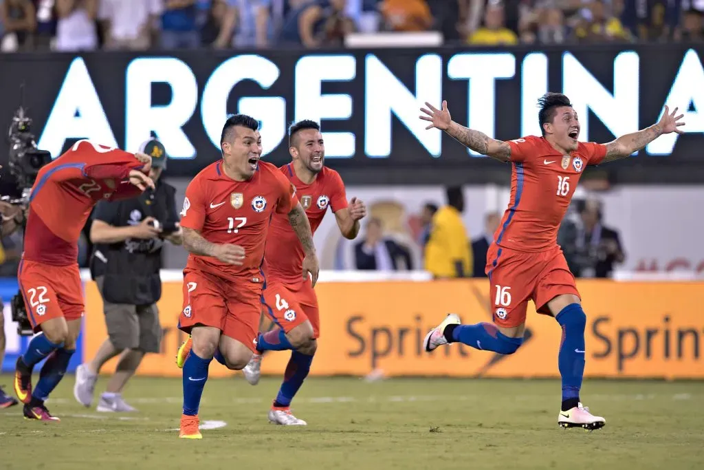 Así festejó Nicolás Castillo el título de la Copa América del Centenario 2016: anotó un gol en la tanda de penales.  (Mexsport/Photosport).