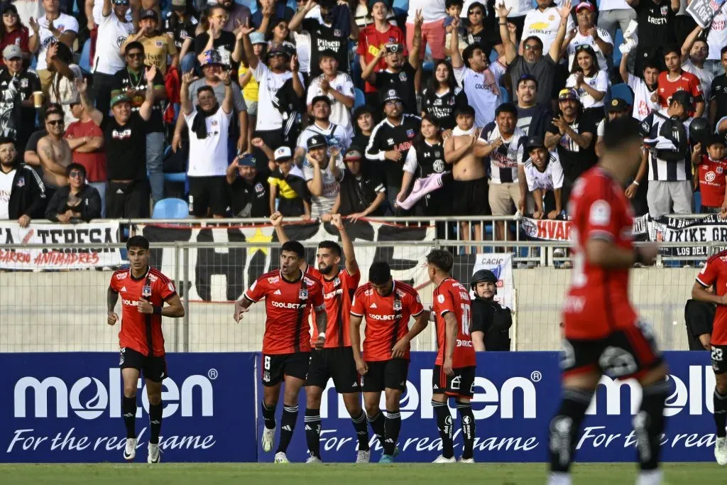 Futbol, Magallanes vs Colo Colo.
Final Copa Chile 2023.
El jugador de Colo Colo Emiliano Amor, celebra con sus compañeros su gol ante Magallanes durante el partido por la final del campeonato de Copa Chile realizado en el estadio Tierra de Campeones de Iquique, Chile.
13/12/2023
Pedro Tapia/Photosport