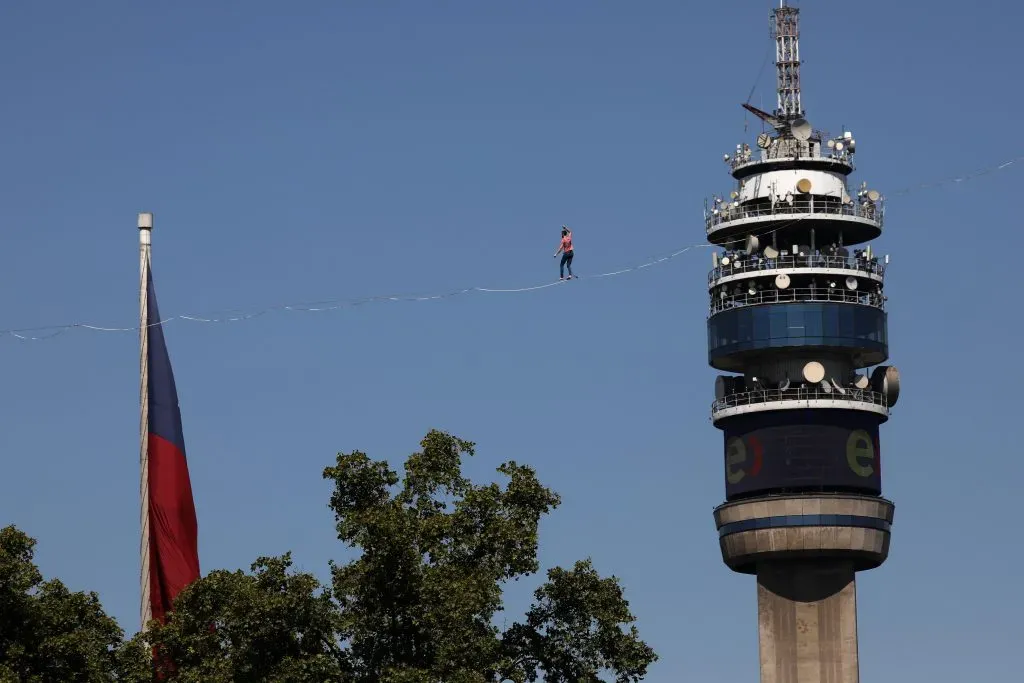 Santiago, 3 de Enero de 2024
 El funambulista (equilibrio en cuerda) Nathan Paulin cruza la Alameda en pleno corazón del barrio cívico de Santiago a 50 metros de altura, recorriendo 270 metros  durante hito inaugural de la 31 edicion del Festival Internacional Teatro a Mil.


Javier Salvo/Aton Chile