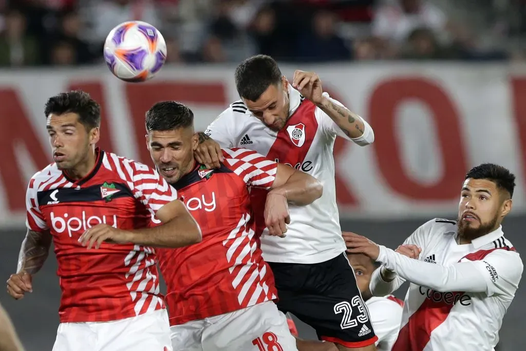 Emmanuel Mammana gana una pelota aérea ante la mirada de Paulo Díaz. (Daniel Jayo/Getty Images).