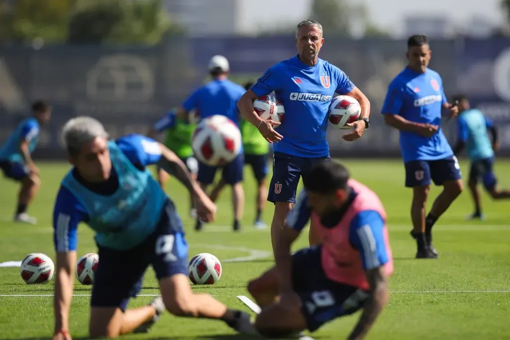 Gustavo Álvarez está metiendo su metodología en el camarín de la U. Foto: U. de Chile.