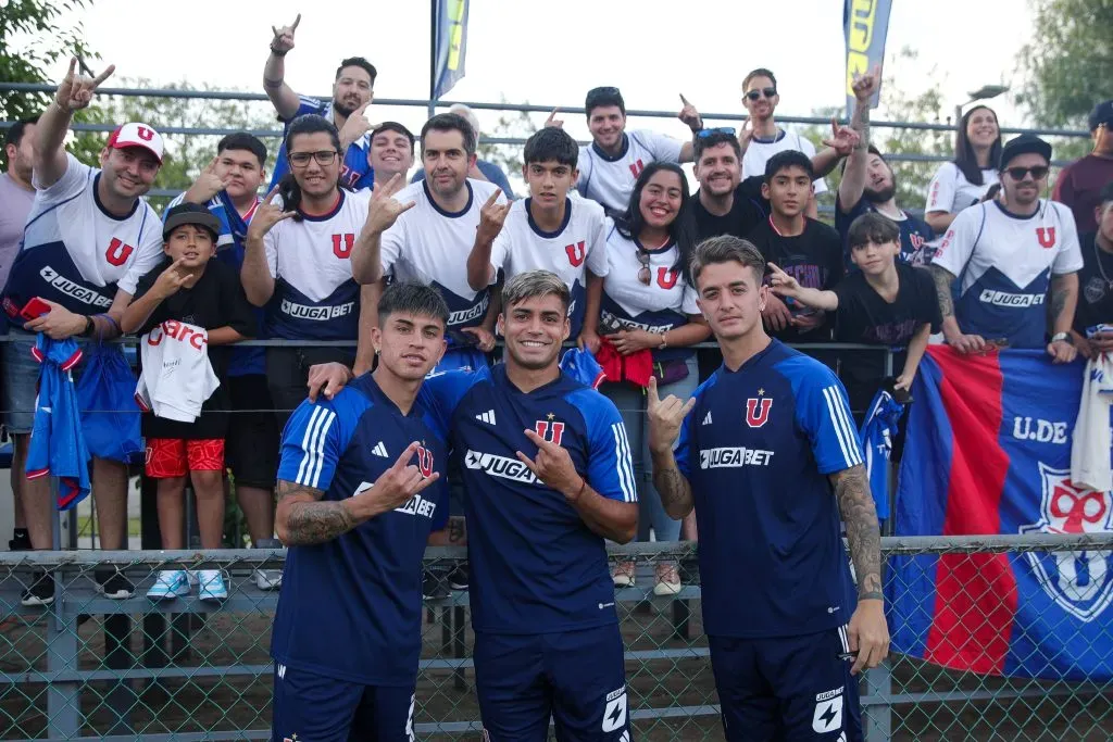 Franco Calderón (a la derecha) comparte con los hinchas de Universidad de Chile. Foto: U. de Chile.