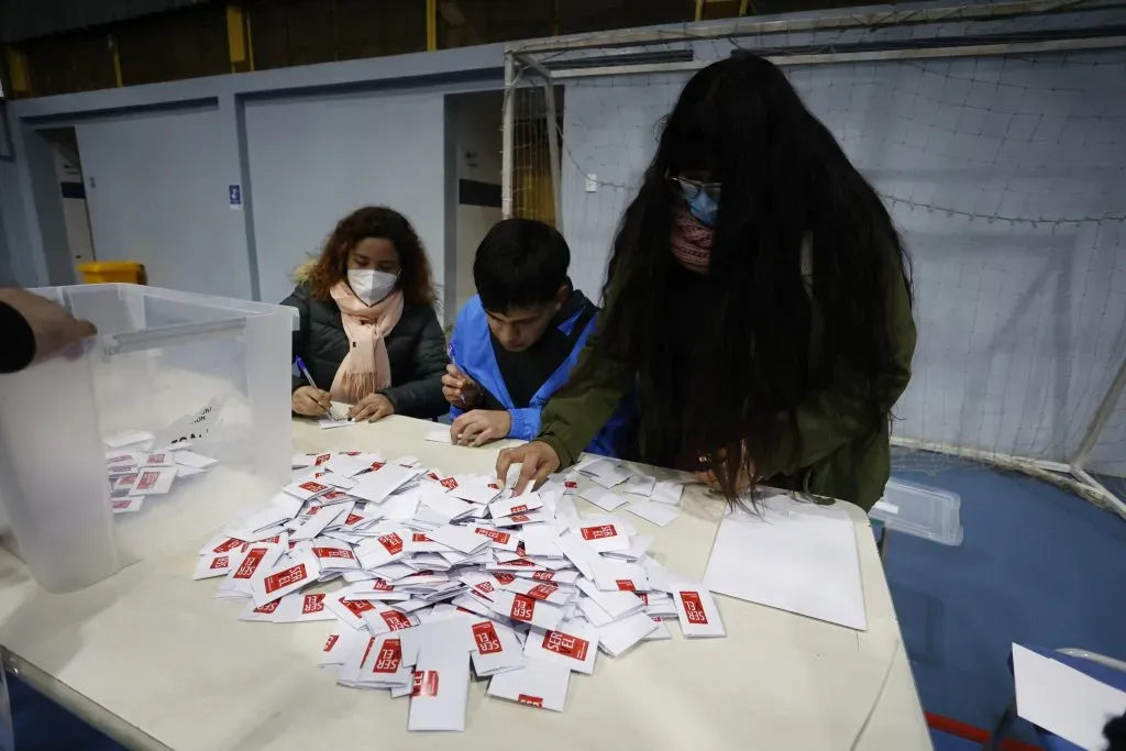 Miles de personas ejercen la labor de vocales de mesa. Foto: Raúl Zamora/Aton Chile