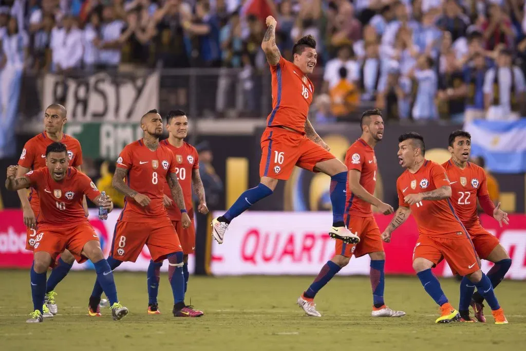 Nico Castillo y la Roja celebraron así durante la tanda que valió la consagración en la Copa América del Centenario. (Mexsport/Photosport).
