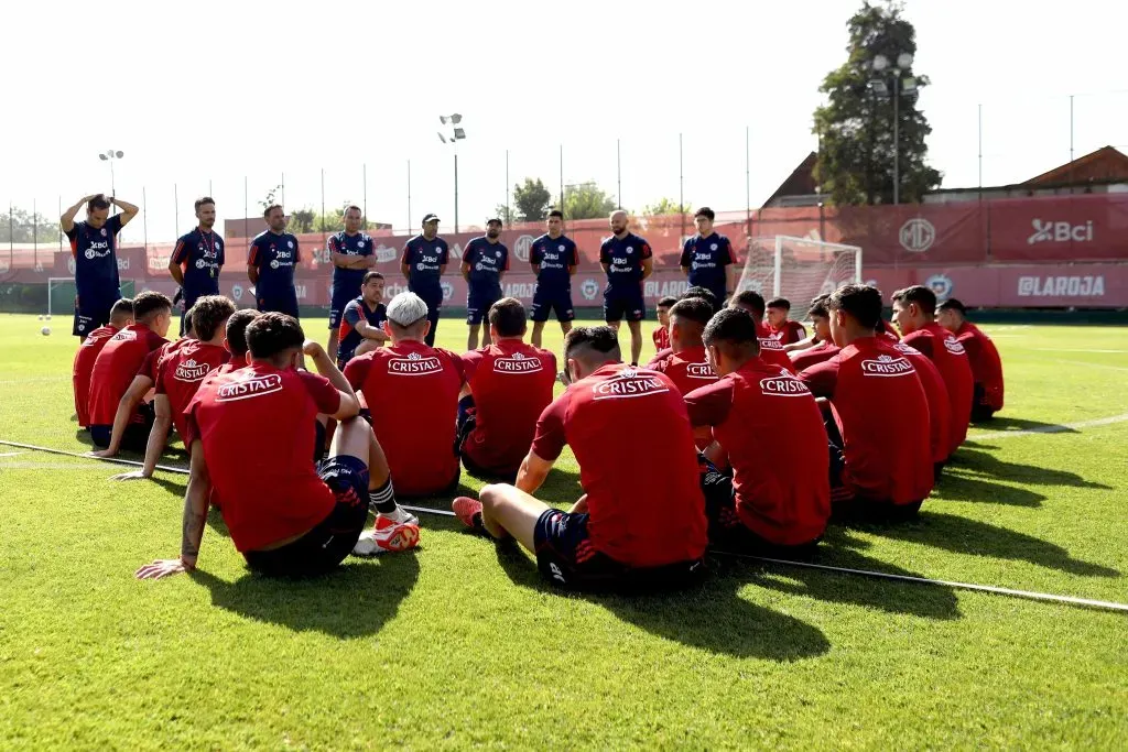 Las constantes charlas del cuerpo técnico de la Roja. Foto: La Roja.