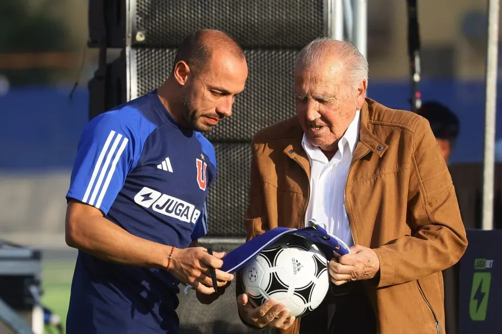 El histórico Sergio Navarro le dio la bienvenida a Universidad de Chile. Foto: Karin Pozo/Aton Chile