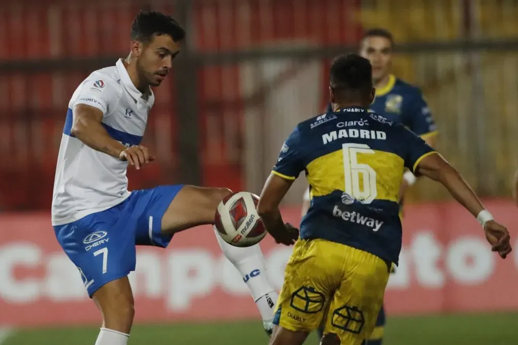 Franco di Santo en acción ante Everton de Viña del Mar. Anotó dos goles en la UC. (Marcelo Hernandez/Photosport).