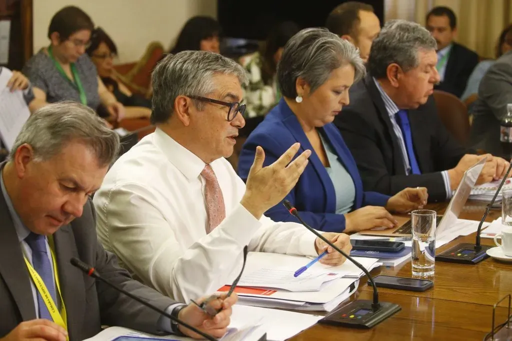 El ministro Mario Marcel y la ministra Jeannette Jara estuvieron presentes durante la aprobación de las modificaciones en la reforma previsional por parte de la comisión del Trabajo de la Cámara de Diputados. (Foto: Sebastián Cisternas/Aton)