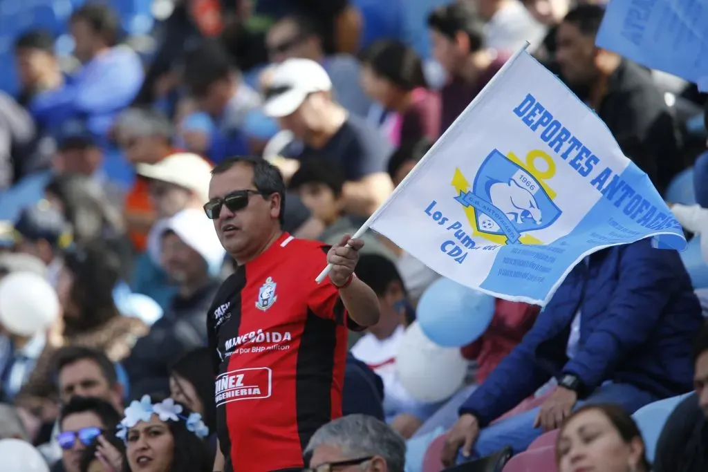 Hincha de Antofagasta en el partido de local frente a Universidad de Chile (Photosport)