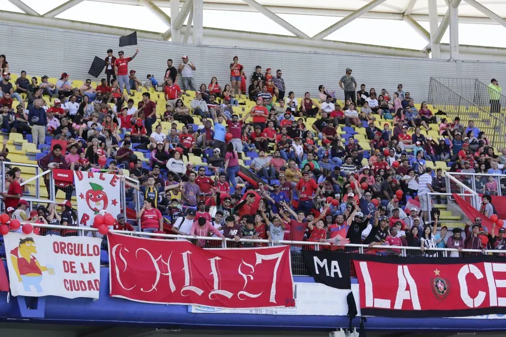 Hinchas de Limache alientan a su equipo de visita en el estadio Ester Roa de Concepcion (Photosport)